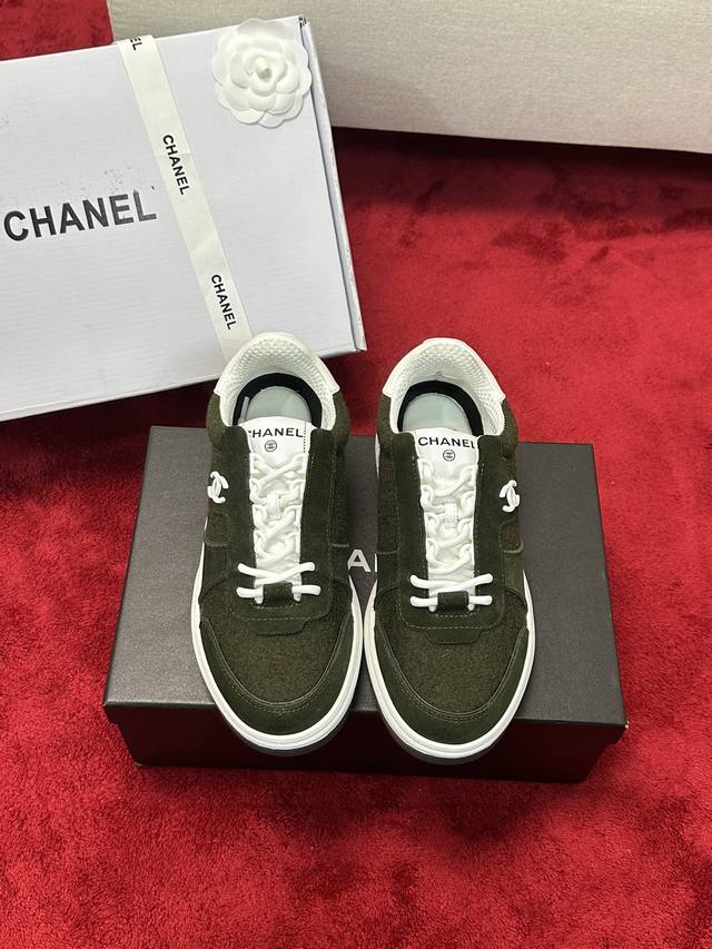 厂价 Chanel 24B早秋上新 运动鞋各大平台热卖单品~也是网红达人穿搭首选小香整个系列已全面升级 鞋面增加更多时尚元素 鞋面用料拼接鞋面 牛皮+磨砂皮+原